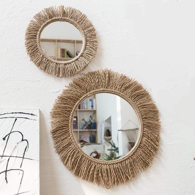 Vakkert boho veggspeil i hamptau, forbedrer interiørdesignet med naturlige materialer og elegant stil.
