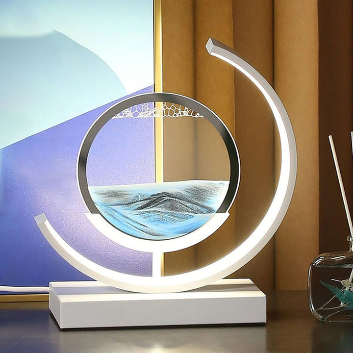 LED-bordlampe med roterende 3D sandkunst, skaper unikt dynamisk lys.
