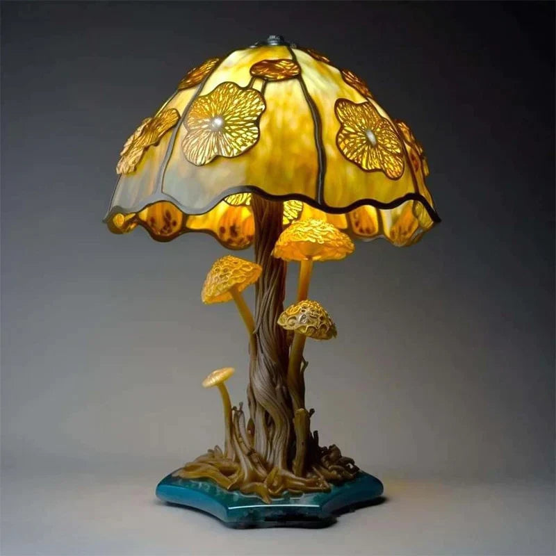 Fargerik bordlampe for barn, med detaljerte glassmalerier som skaper en magisk atmosfære.