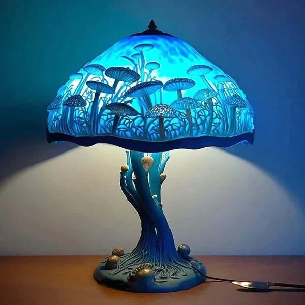 Hjeminnredning: Bordlampe med detaljerte glassmalerier, gir et varmt og innbydende lys.
