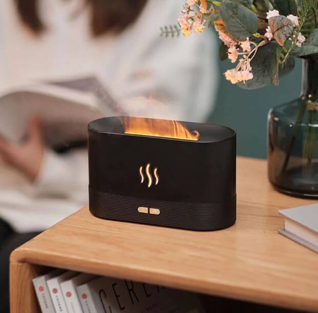 Dekorativ flammeeffekt luftfukter som skaper stemningsfullt lys og behagelig aroma i ethvert rom.