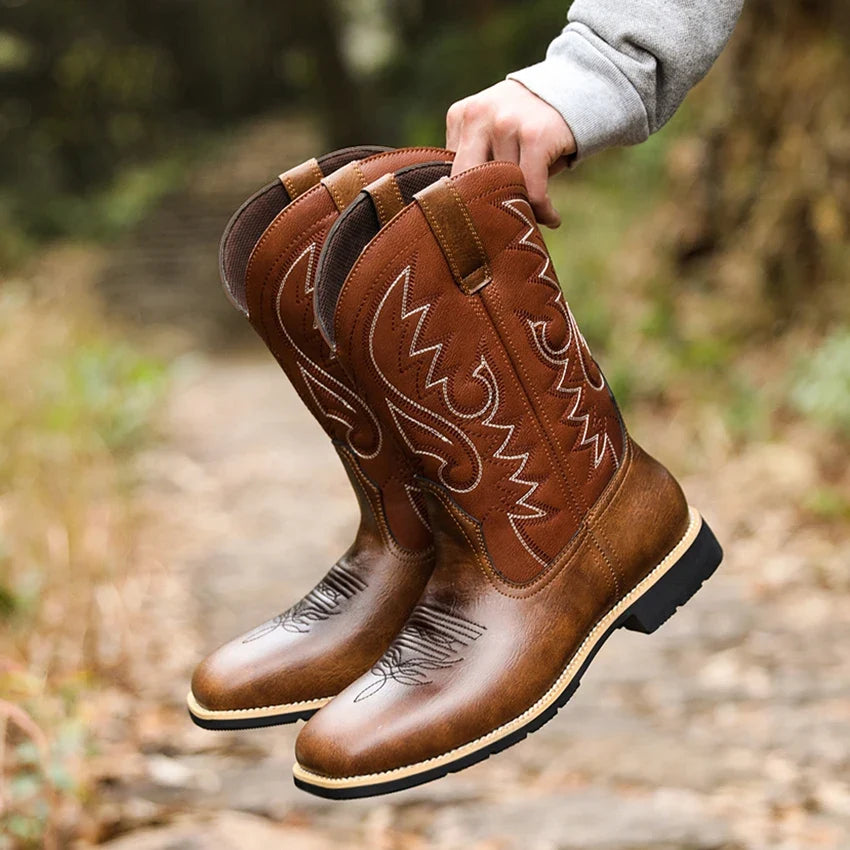 Komfortable herre cowboy boots i svart, med bred tå og autentisk western look.