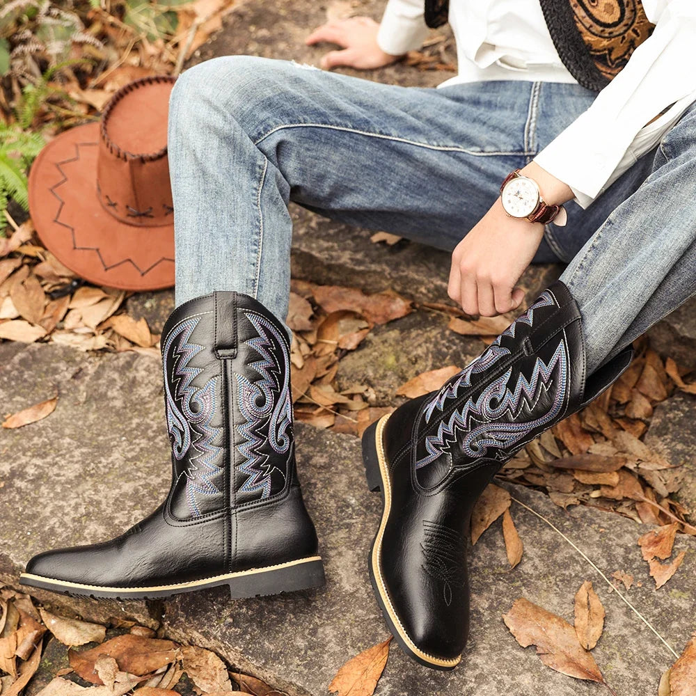 Høye brune herre cowboystøvler, klassisk western stil og robust design.