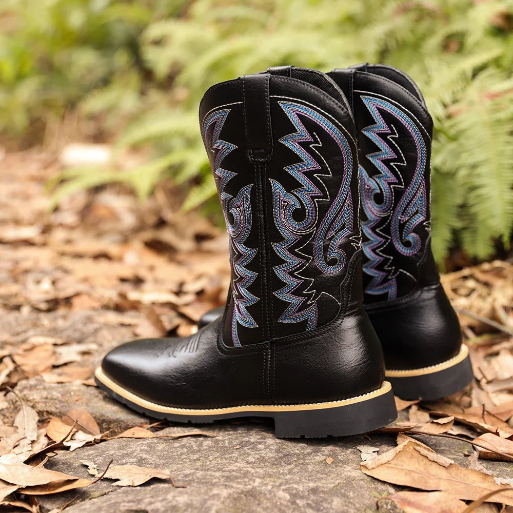 Retro festsko: Svarte herre boots med høy topp og markant western design.