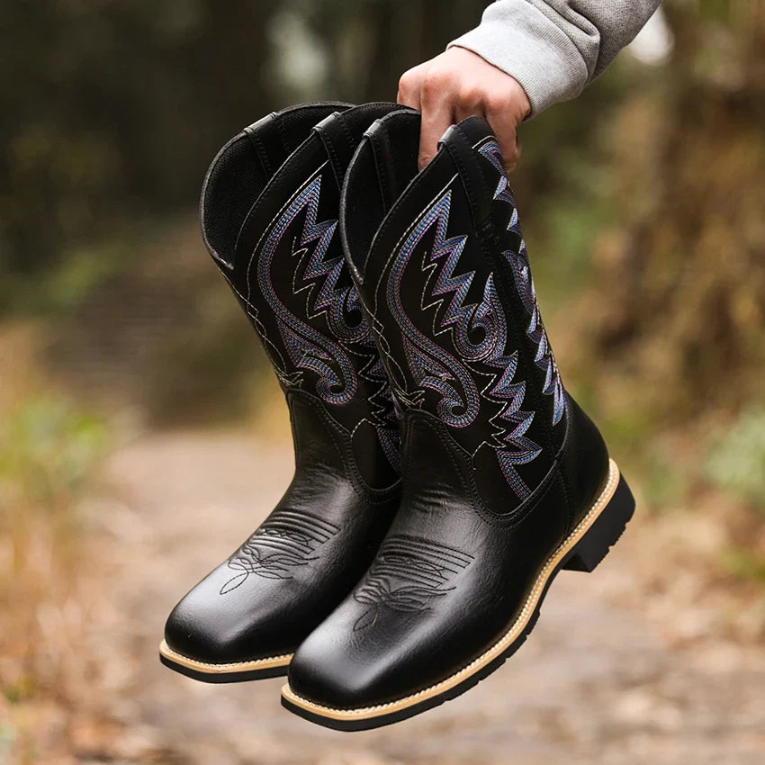 Stilige herre western boots i brun, med tidløs stil og bred tå for komfort.