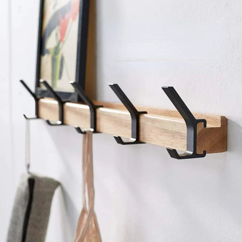 Elegant brunt klesstativ i minimalistisk stil, med god plass til jakker og vesker i en moderne entré. Hjemmeinnredning.