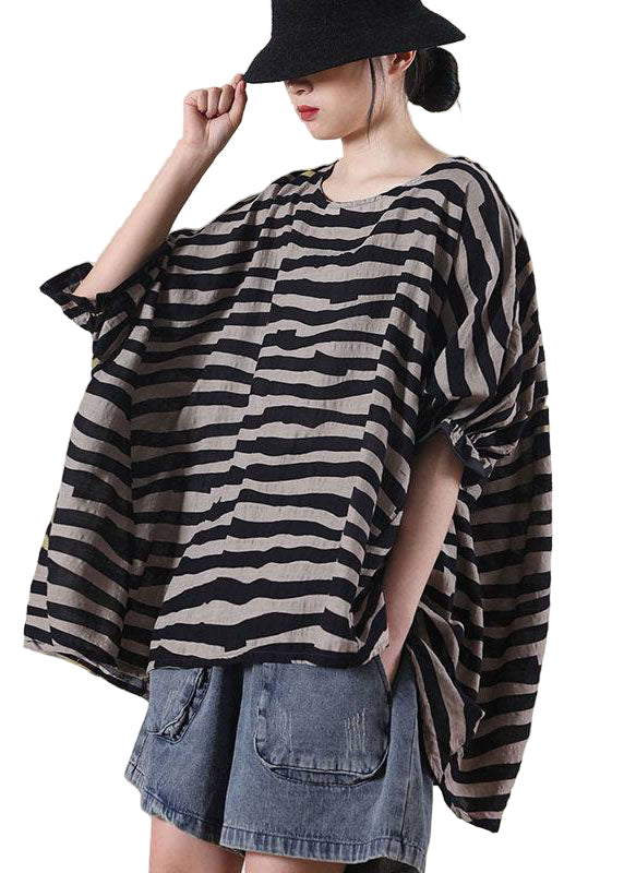 Brun stripet boho topp for dame med O-hals, rysjer og halv erm. Komfortabel løs passform for hverdagsstil.