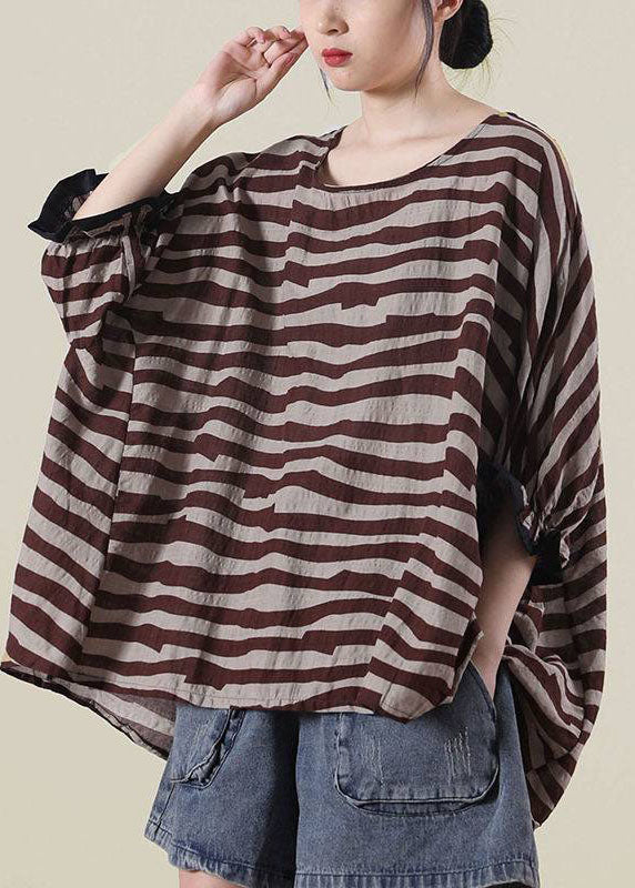 Svart damebluse i boho stil med O-hals og rysjer. Løs passform, halv erm, perfekt for elegant hverdagsbruk.