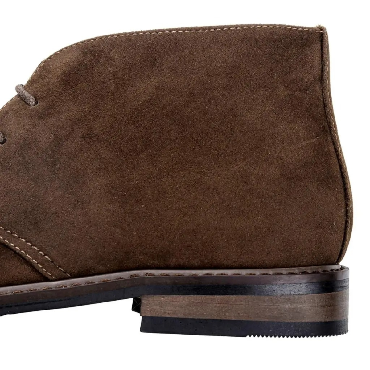 Brune mokka chukka støvler stylert med dressbukser for et formelt, elegant herreantrekk.
