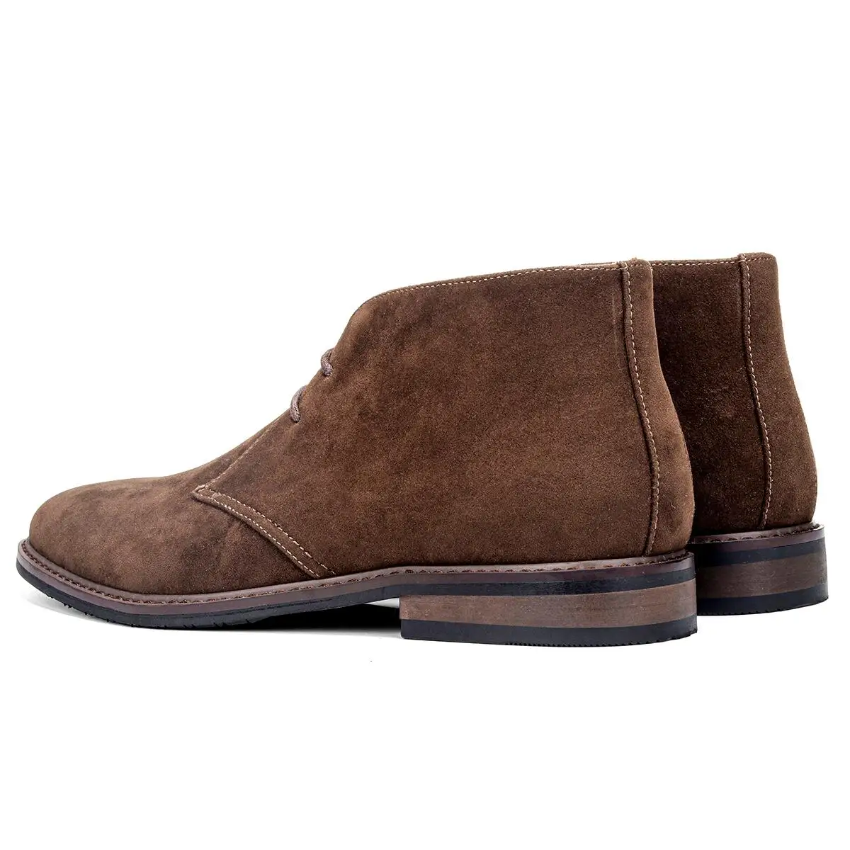 Komfortable brune mokka chukka herrestøvler kombinert med jeans for en uformell, stilren look.