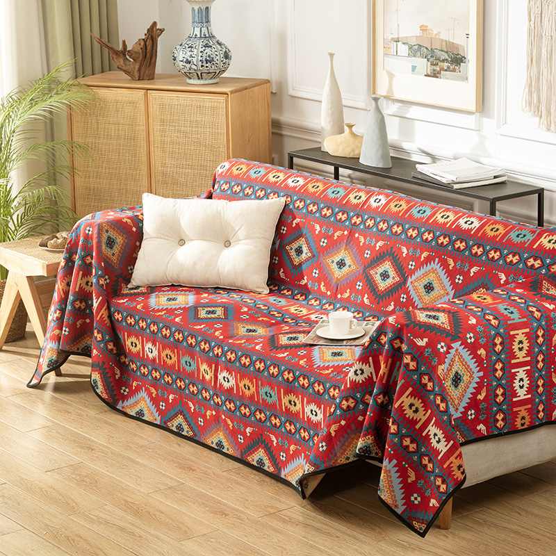 "Bunte marokkanische Jacquard-Decke als stilvoller Sofabezug, lebhafte Muster in Blau, Gelb, Rot, ideal für Wohnkultur."