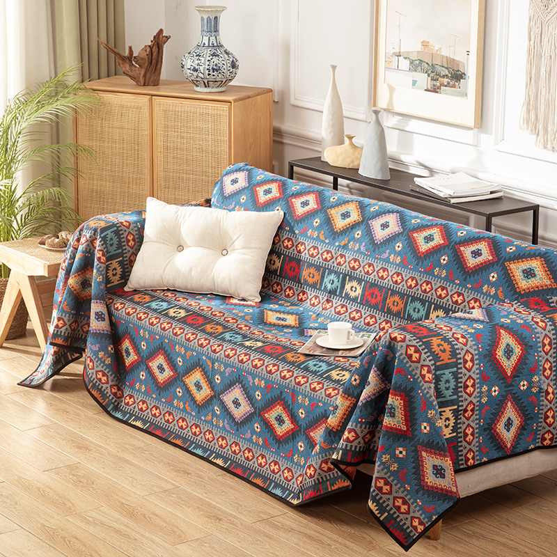 "Bunte marokkanische Jacquard-Decke als stilvoller Sofabezug, lebhafte Muster in Blau, Gelb, Rot, ideal für Wohnkultur."
