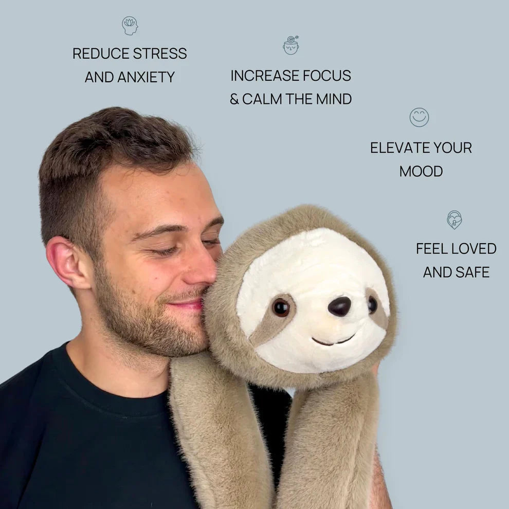 CalmCuddle Plüschtier mit geschlossenen Augen, vermittelt Gefühl von Gelassenheit.
