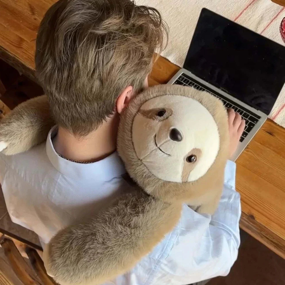 Kind spielt leise mit CalmCuddle Plüschtier, unterstützt fokussiertes Spiel.