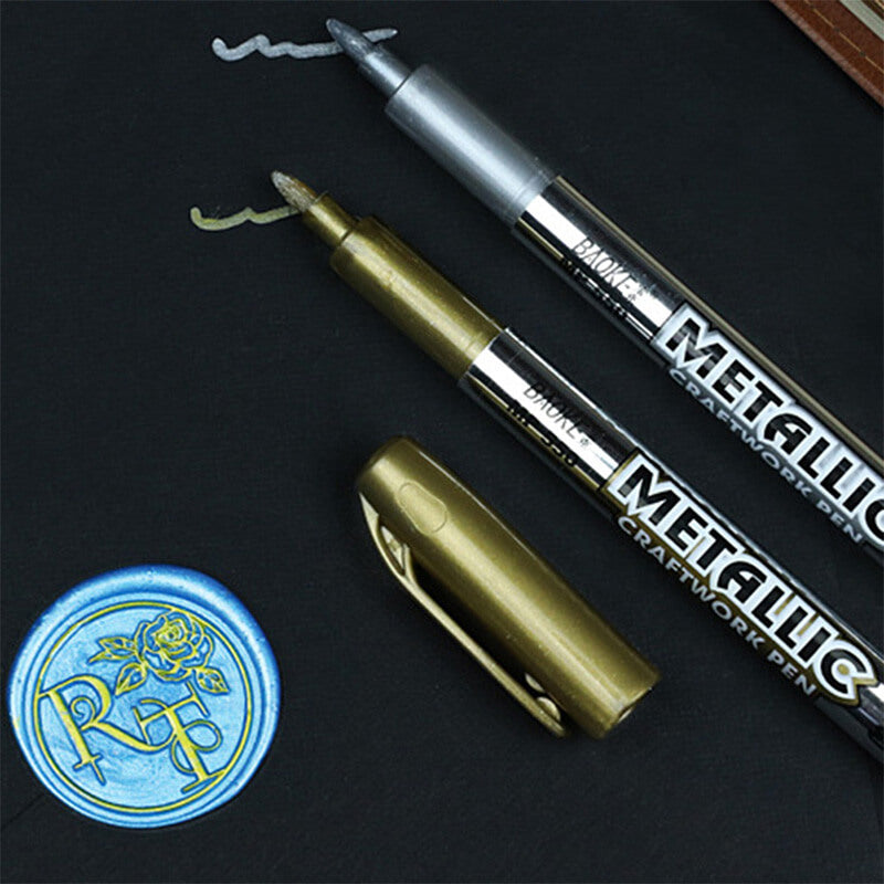 DIY-prosjekt med metalliske penner, skaper unike effekter på forskjellige materialer.