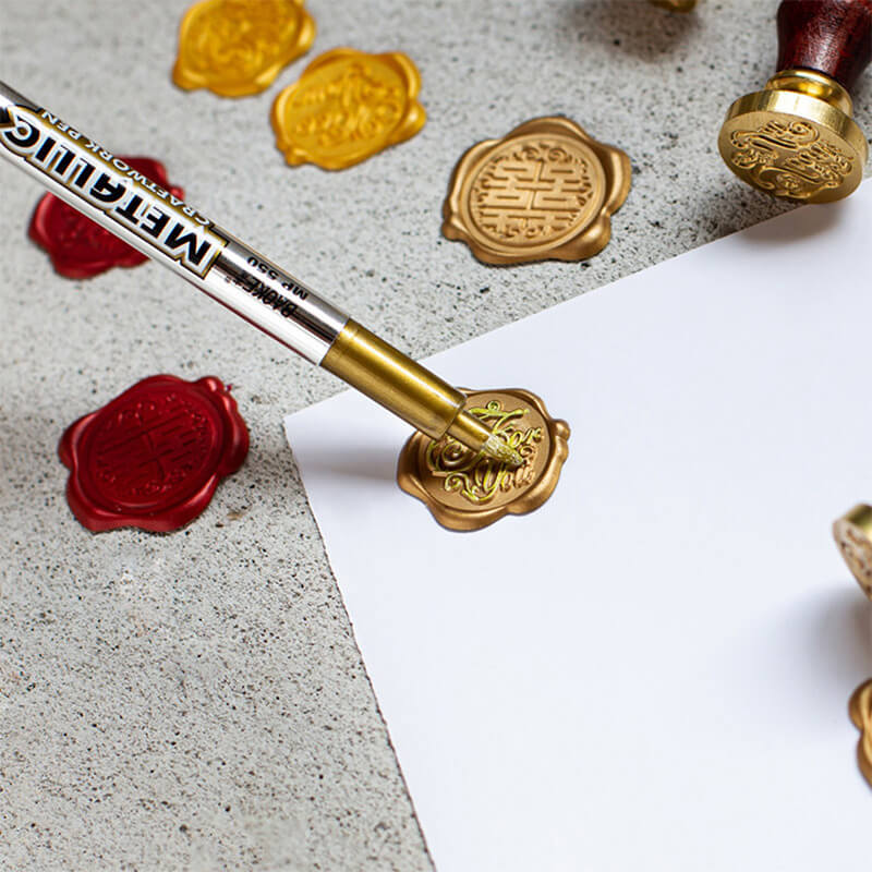 Et design laget med metalliske kunstpenner, viser intens farge og glitter.