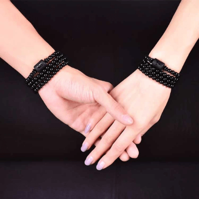 Unisex armbånd med detaljert drageanheng og føniks i vulkansk glass, for menn og kvinner.