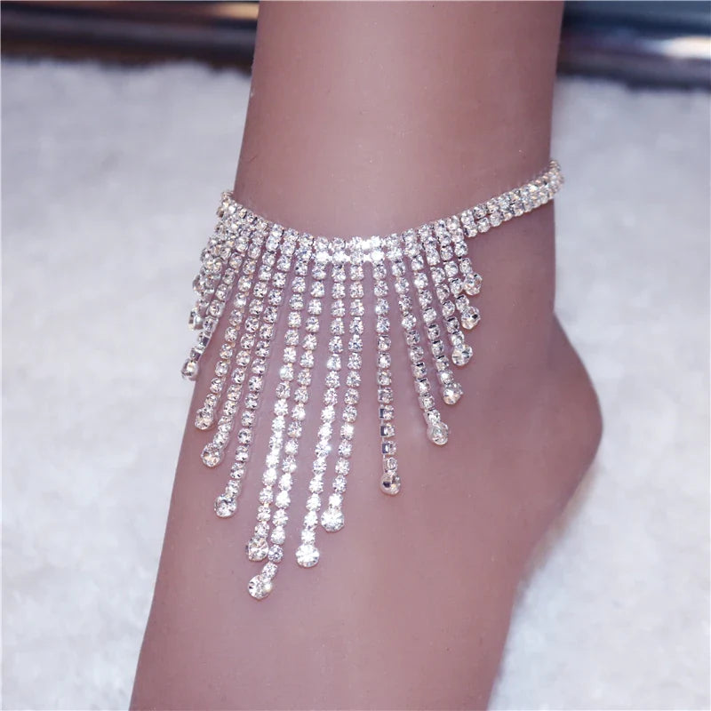 Elegant dame ankellenke med skinnende rhinestones og vakker dusk. Et glitrende smykke for motebevisste.