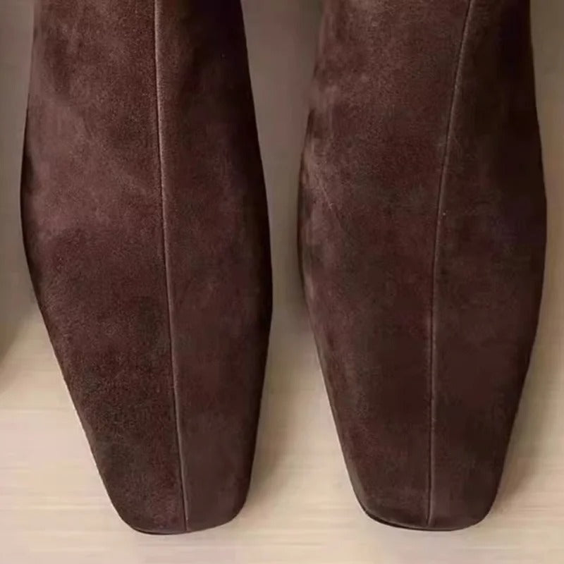 Nærbilde av sorte dame ankelstøvletter i matt skinn. Komfortabel og varm vinterstøvlett for elegant stil.