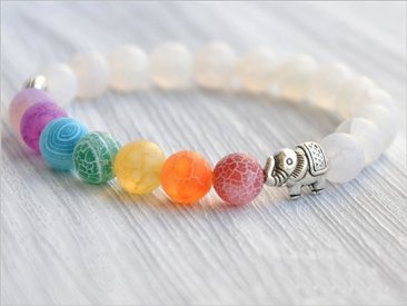Stilfullt energi armbånd for dame med 7 chakra steiner og elefant. Gir balanse og velvære i hverdagen.