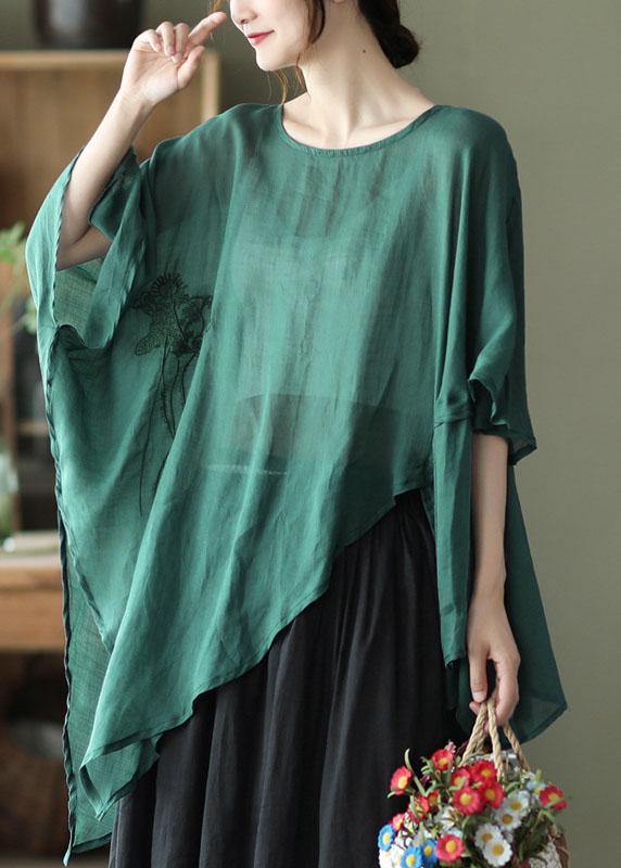 Komfortabel dame linblanding skjorte, brodert med asymmetrisk snitt for en elegant og sommerlig stil.