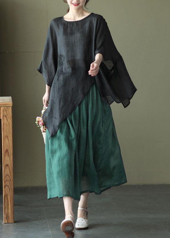 Stilren dame skjorte med broderier og asymmetrisk design. Løs passform for unik og moderne sommerlook.