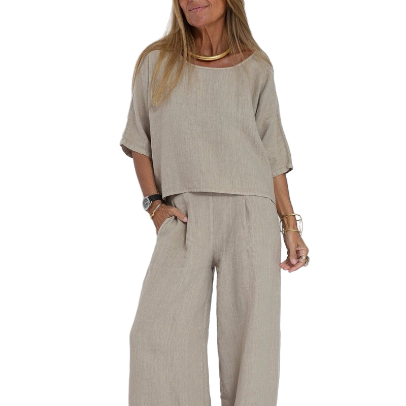 Dame avslappet todelt sett med kortermet topp og vide bukser for sommer. Komfortabelt fritidsantrekk i trendy stil.