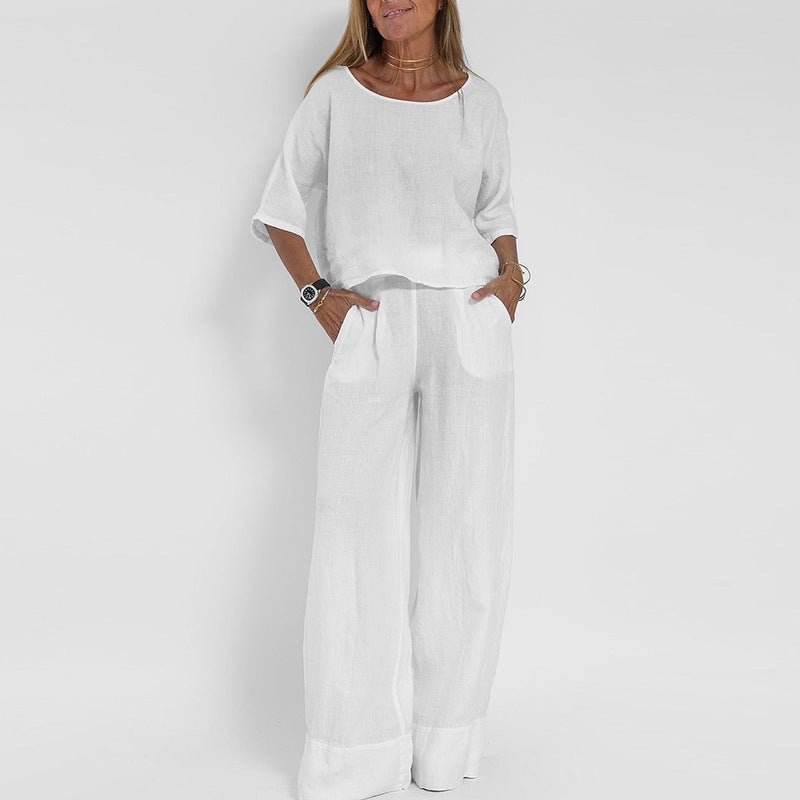 Stilrent todelt sett for dame, med kortermet topp og vide bukser. Perfekt avslappet antrekk for sommer og fritid.