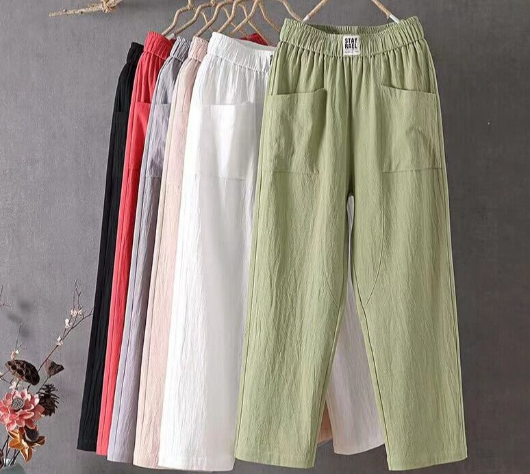 Kvinne i komfortable, løse baggy-bukser med høy midje i bomull. Trendy fritidsbukser for en avslappet, stilig look.