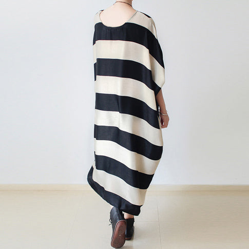 Komfortabel damekjole med flerfargede striper, baggy passform for en avslappet og moderne casual stil.