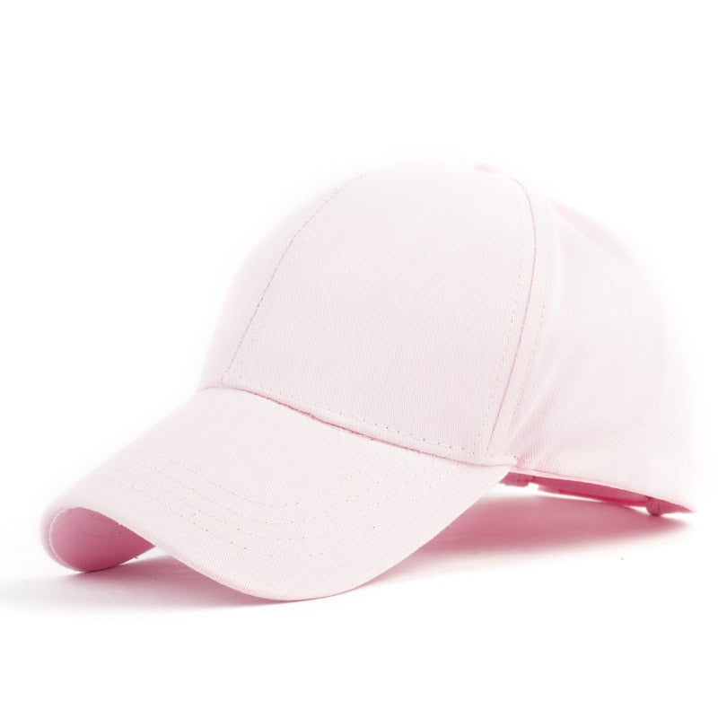 Sporty og stilig damecaps, designet for hestehale og rotete bollefrisyrer.