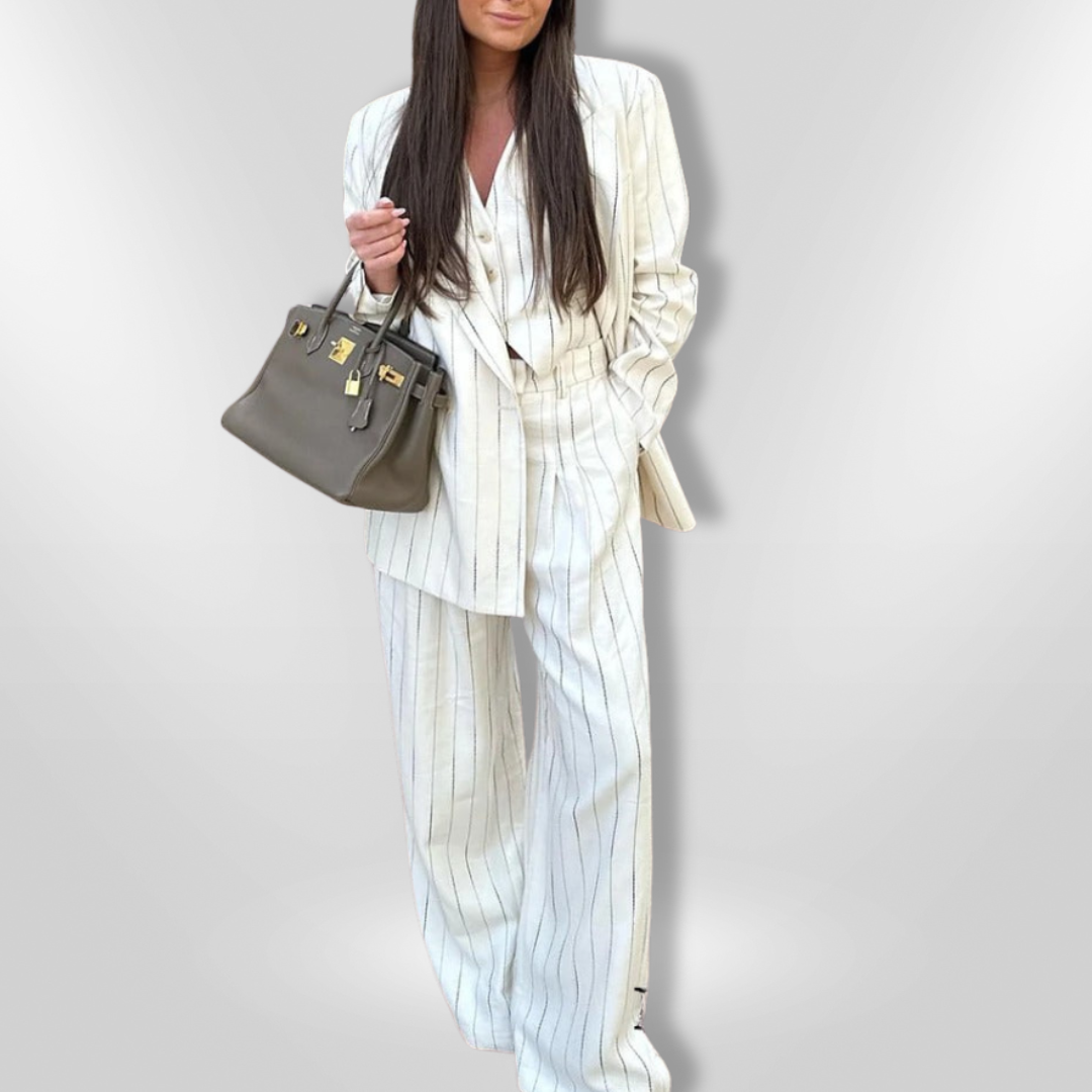 Elegant dame blazer med stripemønster, perfekt for formelle anledninger og trendy kontorantrekk.