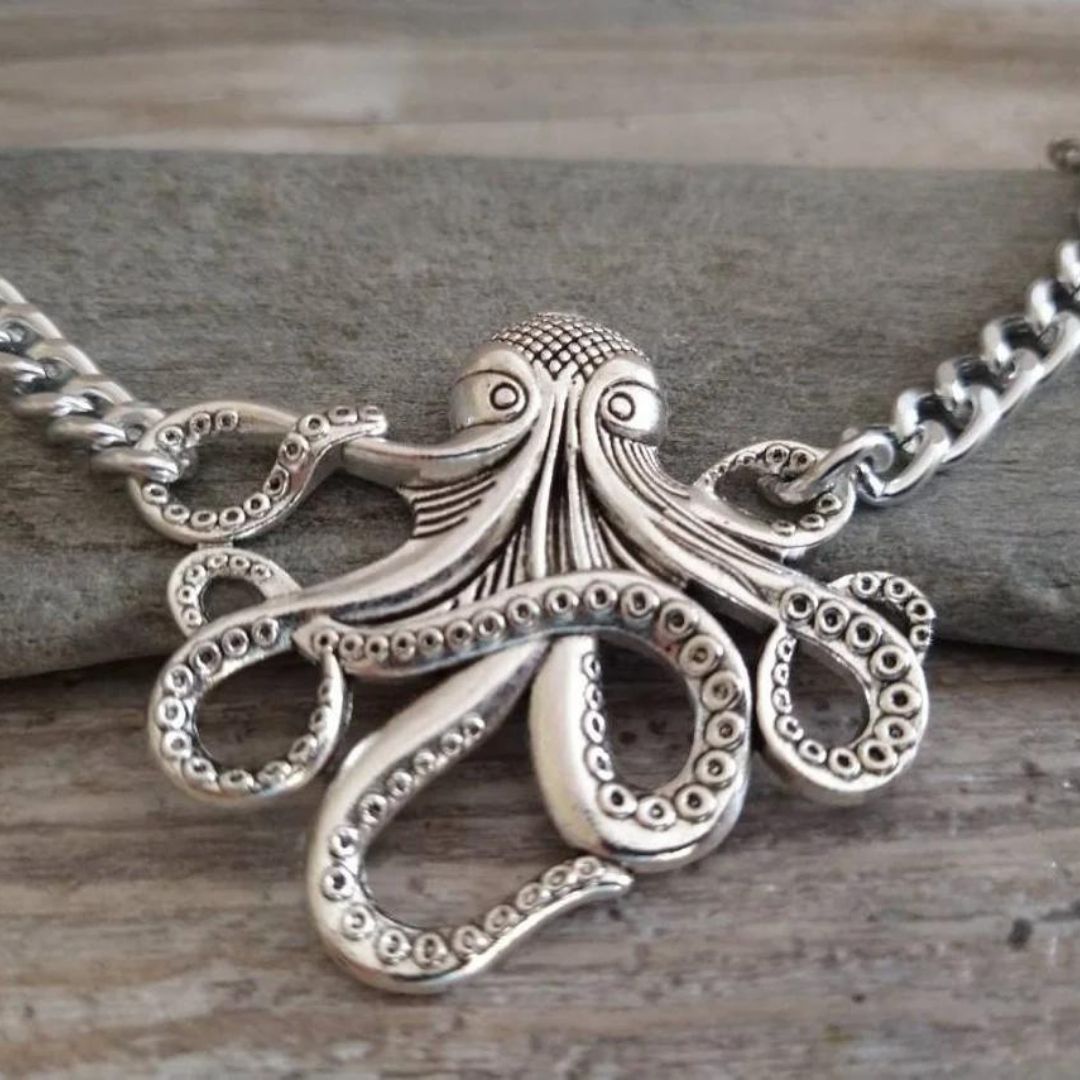 Nærbilde av dame blekksprut choker halskjede. Unikt, trendy og maritimt statement smykke. Hypoallergent damesmykke.