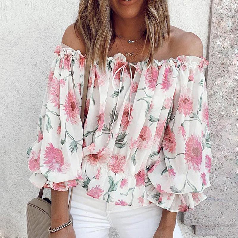 Løs og elegant blomstret damebluse med volanger, offshoulder stil. Behagelig for varmere dager.
