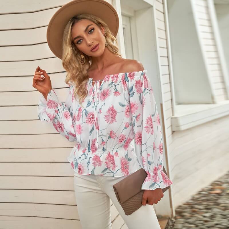 Dame volangbluse med delikat blomstermønster, offshoulder og løs passform for en feminin look.