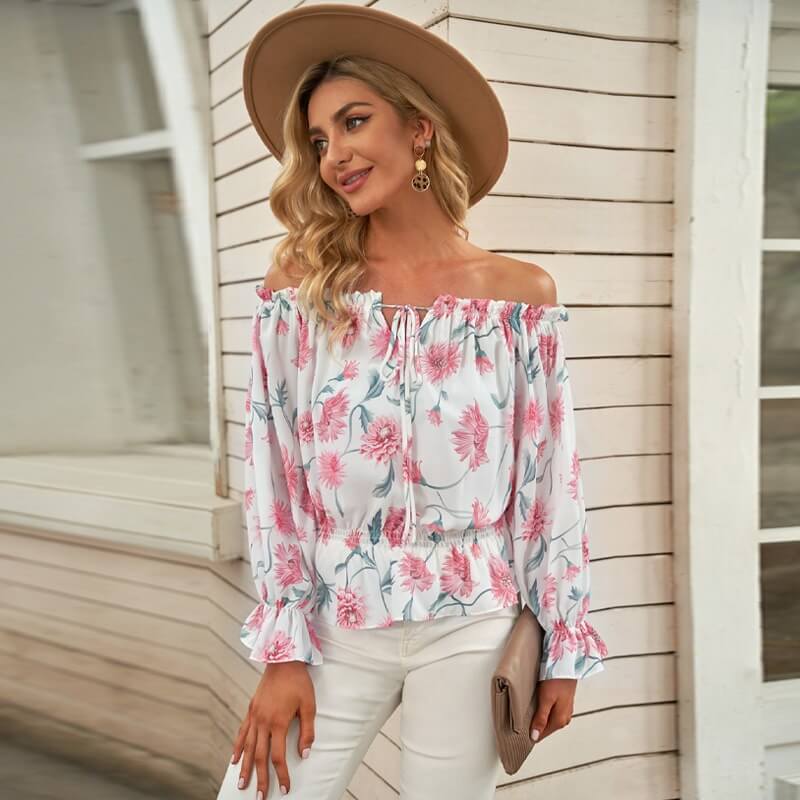 Vakker blomstret volangbluse for dame, offshoulder stil. Løs og behagelig passform, elegant design.
