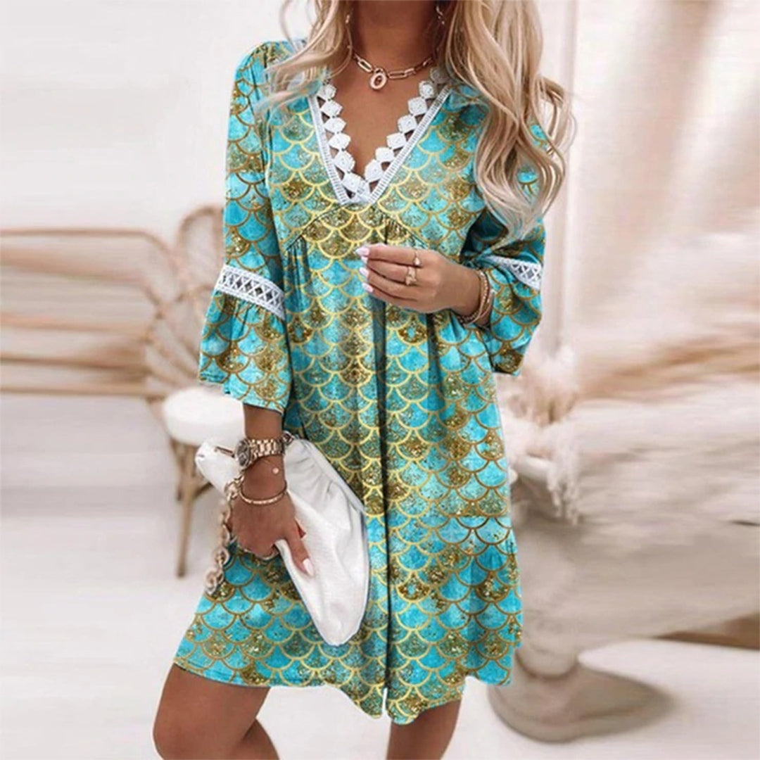 Boho sommerkjole for dame med unike heklede detaljer. Knelang feriekjole med v-hals, mønstret for en avslappet stil.