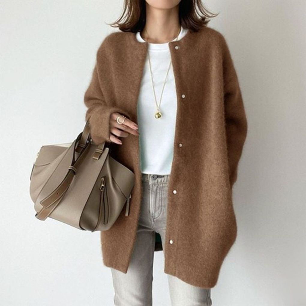 Stilig strikkejakke for kvinner. Praktisk og elegant cardigan som løfter ethvert antrekk. Ideell for jobb.