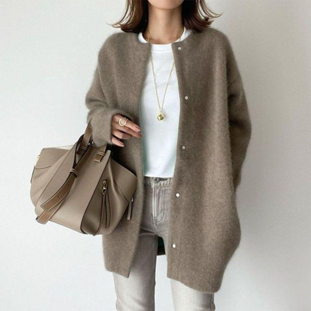 Varm og komfortabel cardigan til dame. Perfekt for kjølige dager om høsten og våren. En tidløs favoritt.