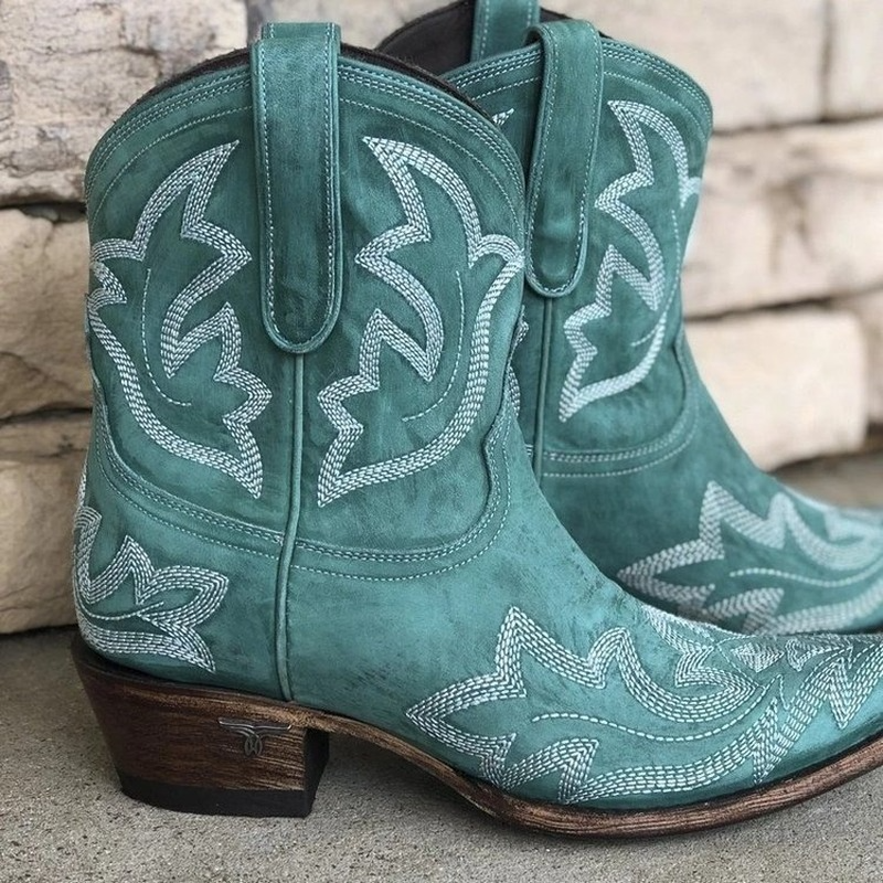 Trendy broderte ankelstøvletter. Dame cowboystøvler med blokkhæl, flotte som festival- og høstsko.