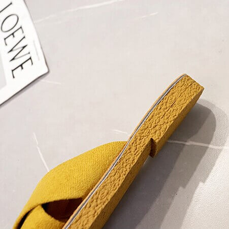 Dame Criss-Cross sandaler stylet for sommer, fremhever lett og elegant fottøy for fritid og strand.