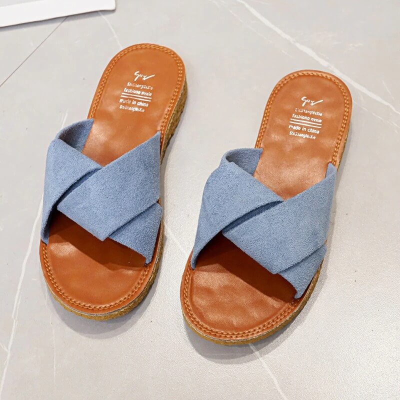 Behagelige damesandaler med ergonomisk fotseng og criss-cross design, gir støtte og mote.