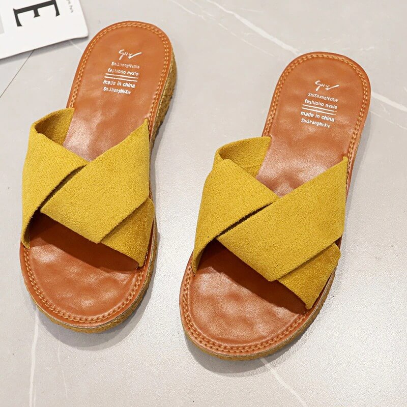 Par Dame Criss-Cross sandaler sett ovenfra, viser åpen tå og elegant remdesign. Perfekt for damer.