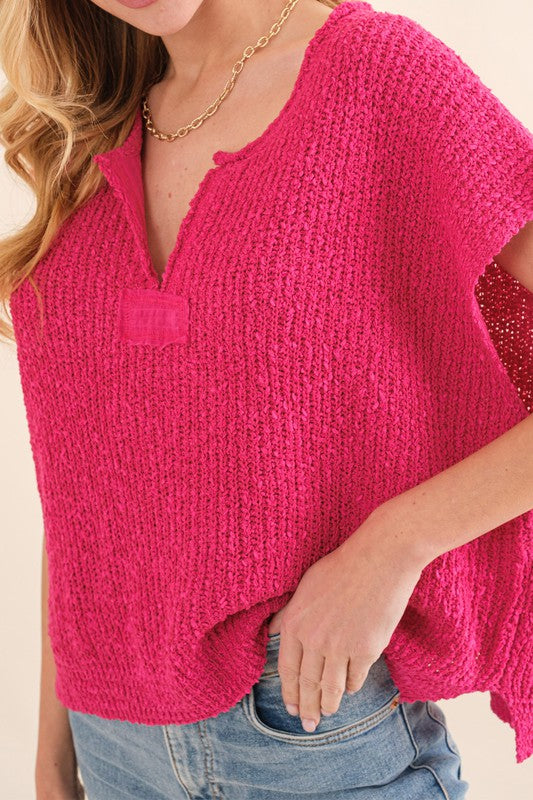 Nærbilde av dame ermeløs genser med unikt, fargerikt patch-design. Perfekt for lag-på-lag og trendy mote.