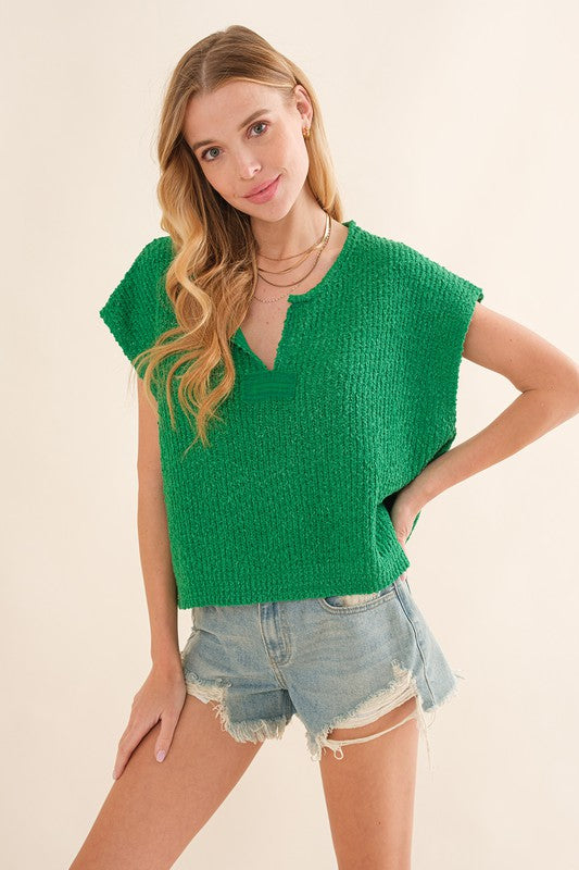 Trendy dame ermeløs strikkegenser med stilrene patchdetaljer. Perfekt for vår, sommer og et avslappet hverdagsantrekk.