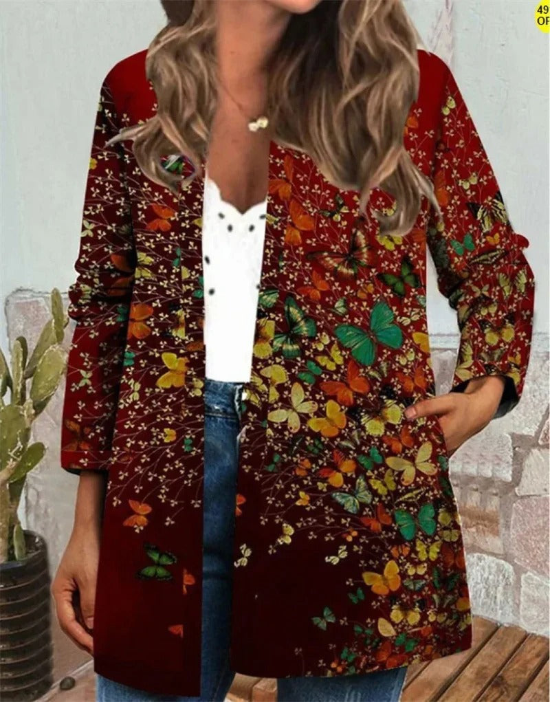 Nærbilde av dame etnisk cardigan. Detaljert mønster og praktiske sidelommer av høy kvalitet.