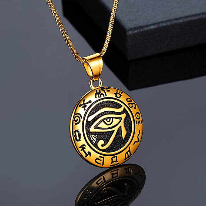 Dame anheng med Eye of Horus motiv, et kraftfullt smykke for beskyttelse.