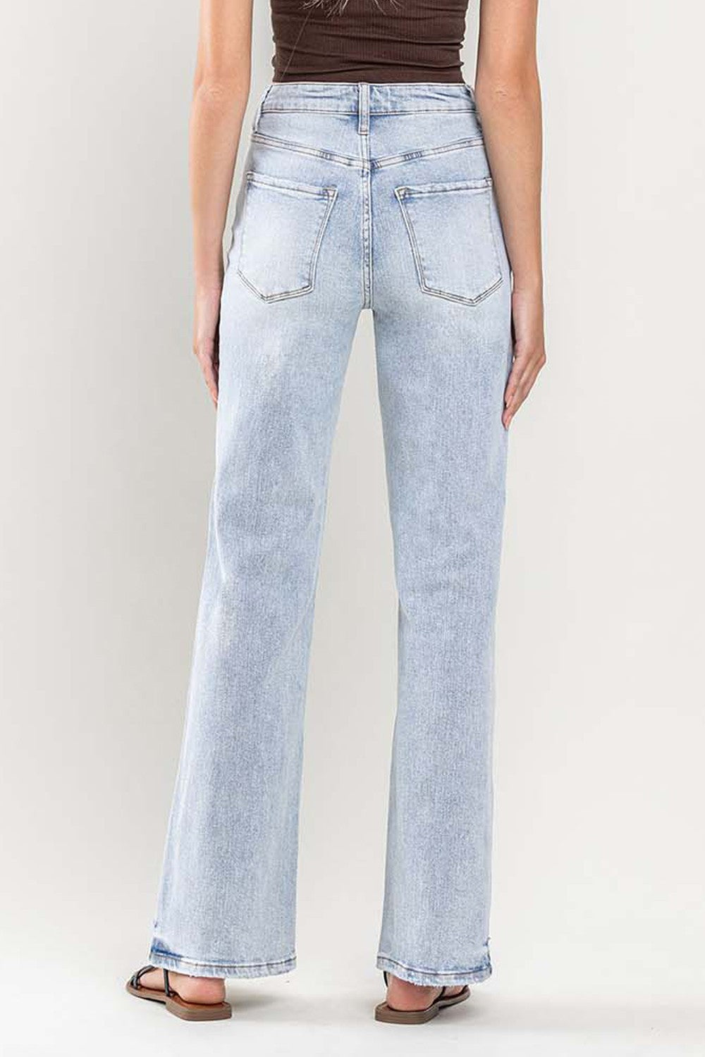 Vintage 90-talls dame flare jeans med høy midje, lys vask. Trendy og komfortabel stil for hverdagsbruk.