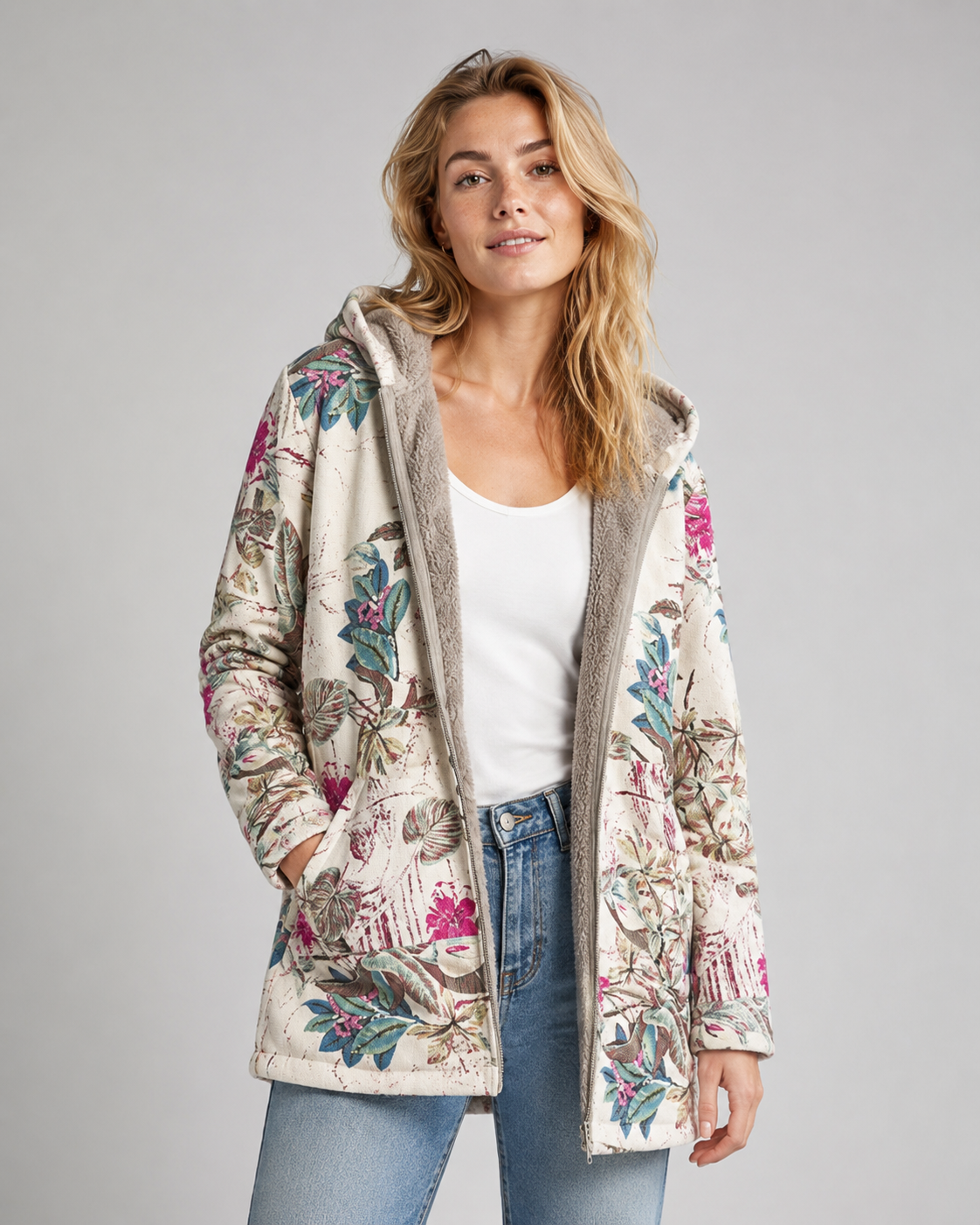 Casual dame fleecejakke med hette og vakkert blomsterdesign, ideell som vår- eller høstjakke.