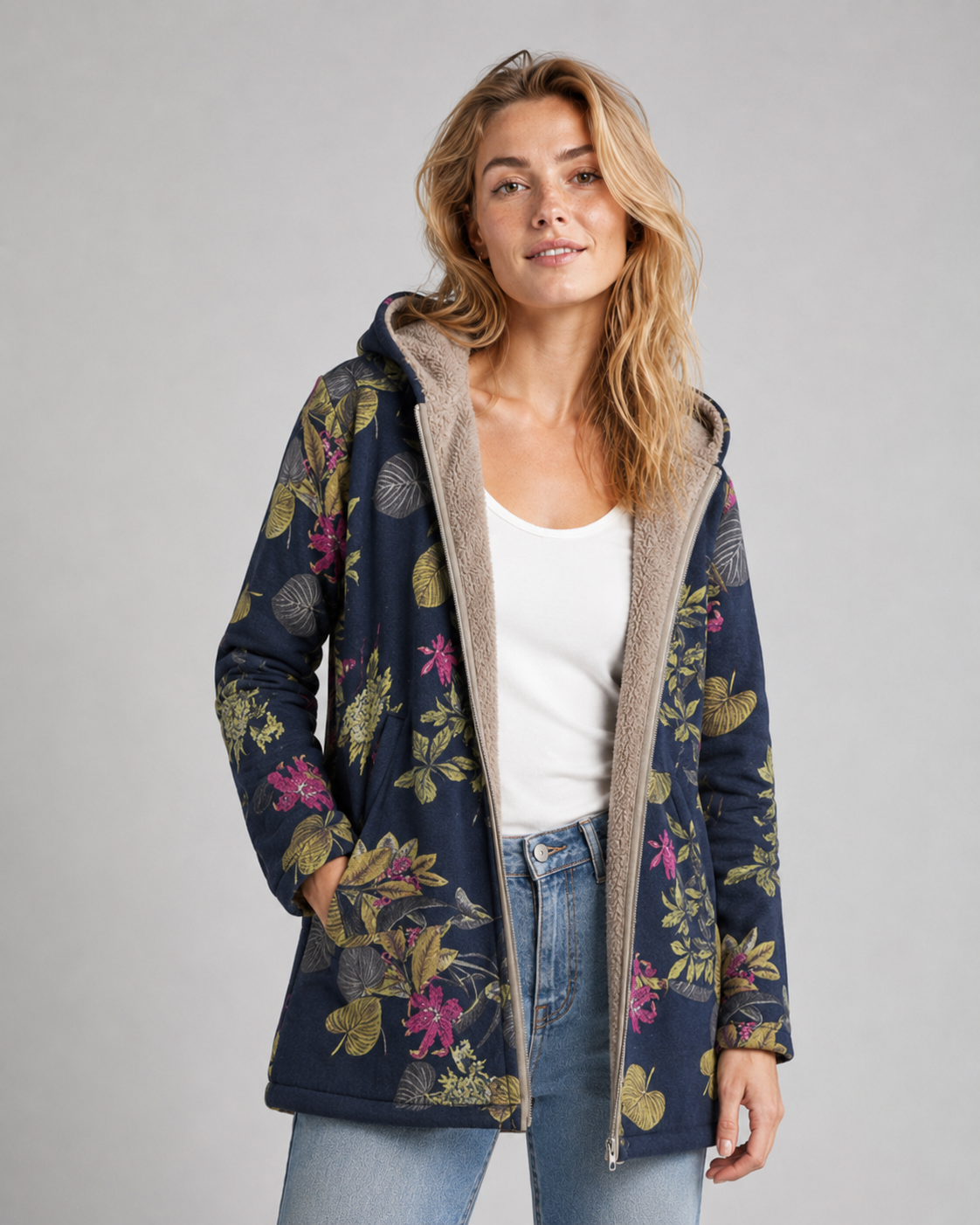 Dame fleece hettejakke med unikt blomsterdesign. Komfortabel og casual for kjølige dager.